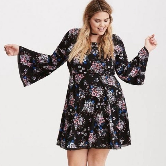 torrid Dresses & Skirts - Torrid Floral Challis Bell Sleeve Dress Size 1X